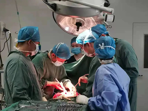 胸外科李天陽主任團隊為巨大胸骨后甲狀腺腫患者成功實施手術