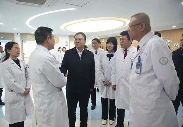 市委副書記、市長王心宇走訪慰問我院醫(yī)護人員