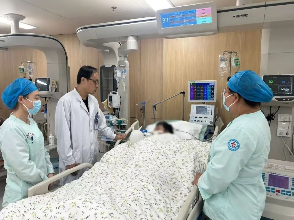 學(xué)科專欄|突發(fā)頭痛不可輕視 切除腫瘤解決病痛——我院神經(jīng)外科腦血管病亞?？祈樌瓿梢焕覀?cè)顳枕入路顱內(nèi)占位切除術(shù)